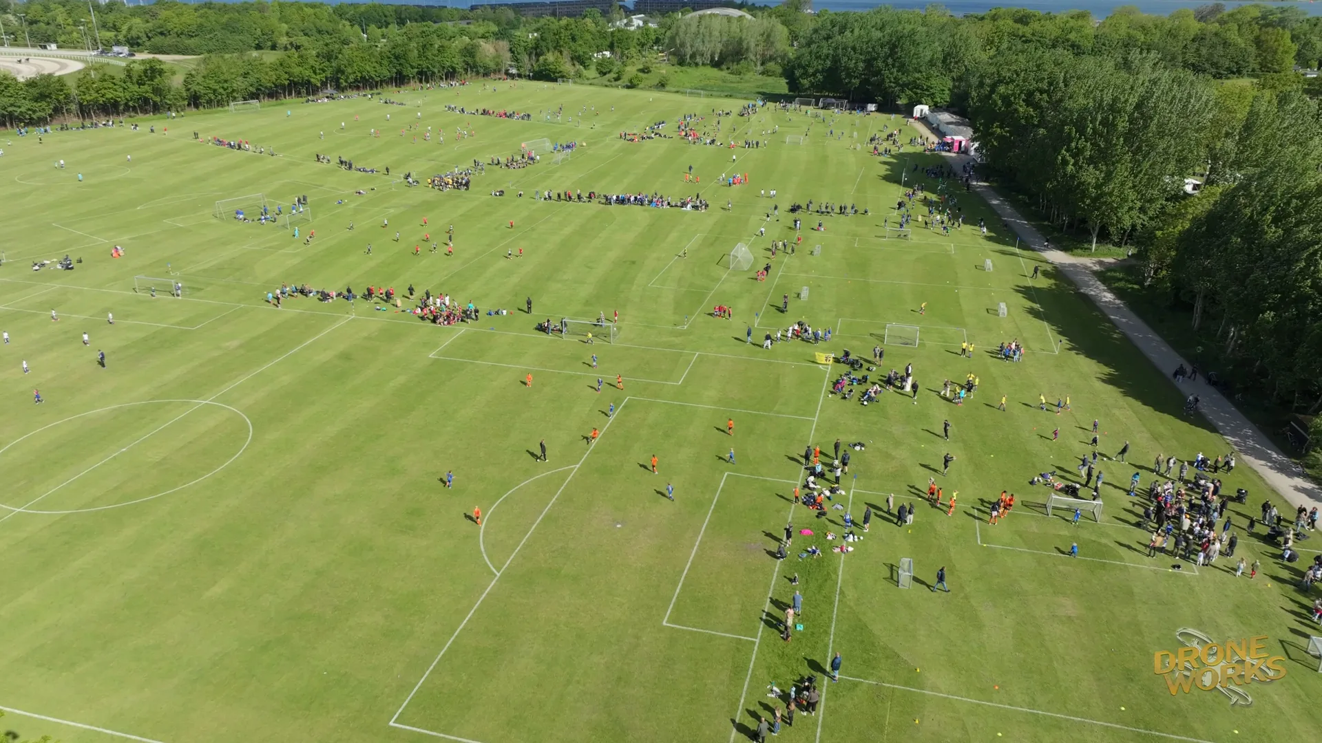 Droneoptagelse af stort arrangement set ovenfra