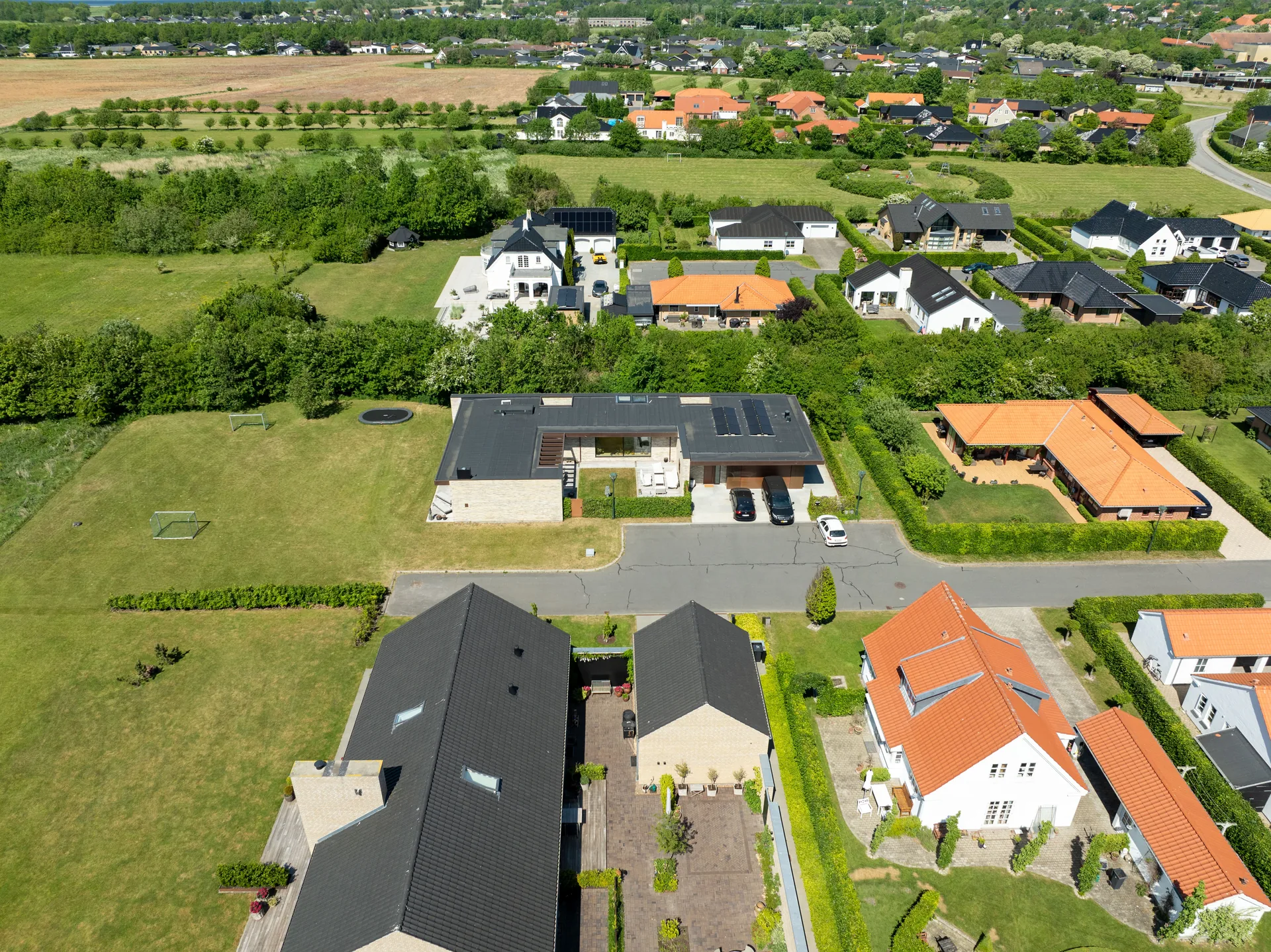 Dronebillede af ejendom og nærområde