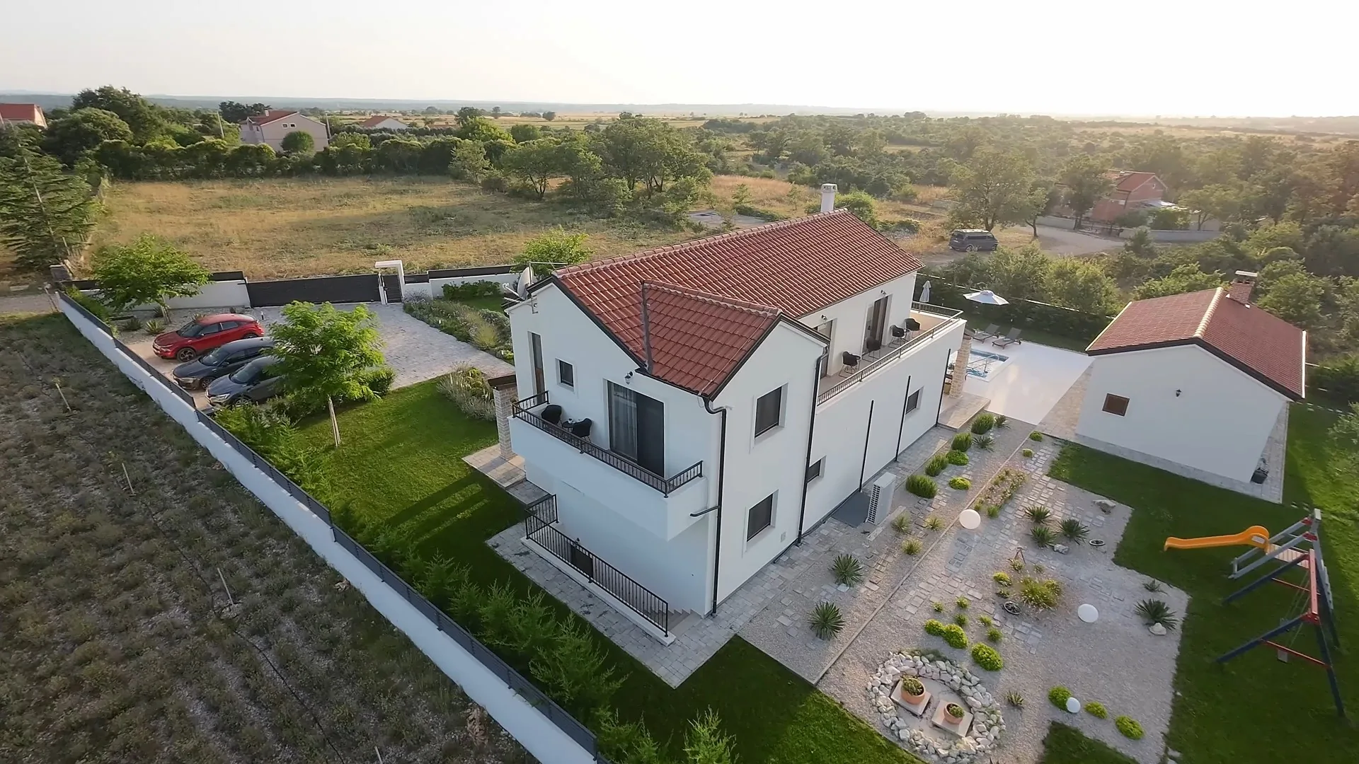 Dronefoto af ejendom med tydelige udearealer